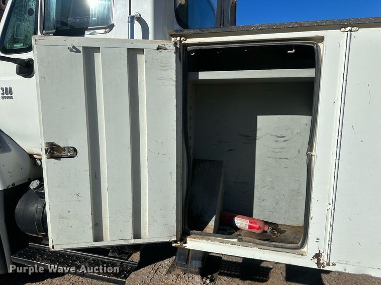 image for item EK9784 2005 International 7300  digger derrick truck