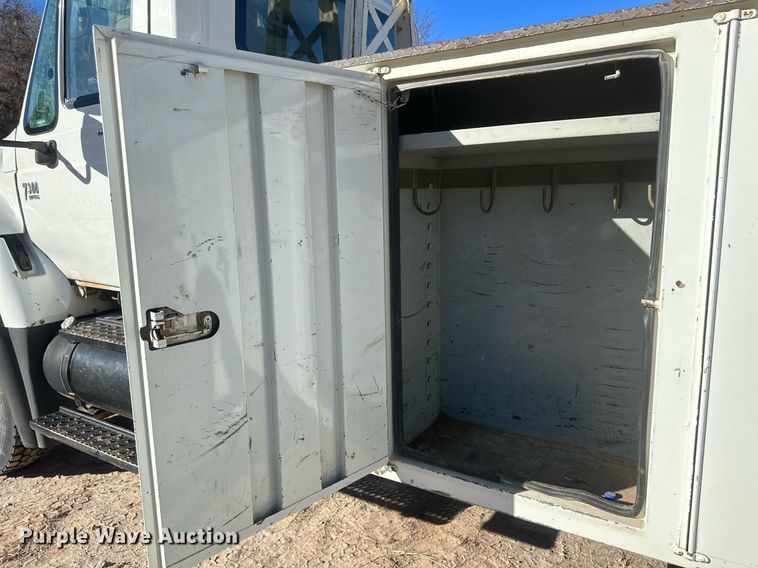 image for item EK9784 2005 International 7300  digger derrick truck