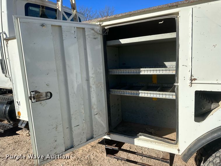 image for item EK9784 2005 International 7300  digger derrick truck