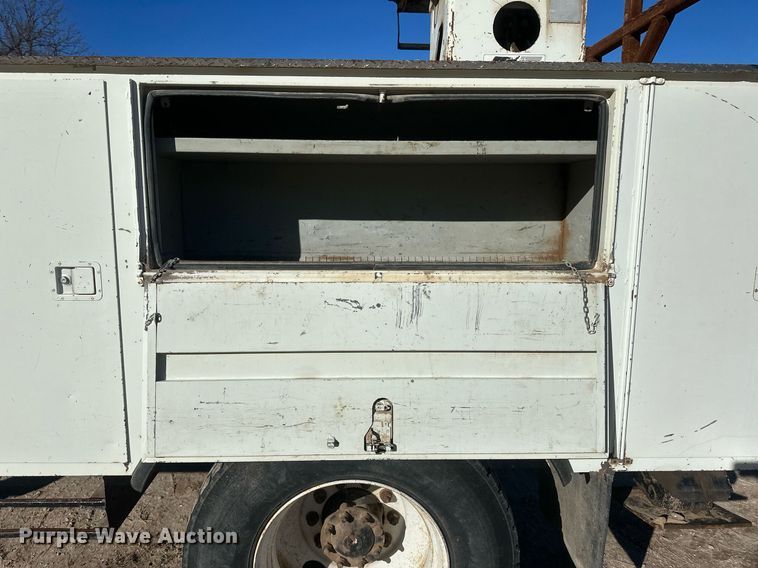 image for item EK9784 2005 International 7300  digger derrick truck