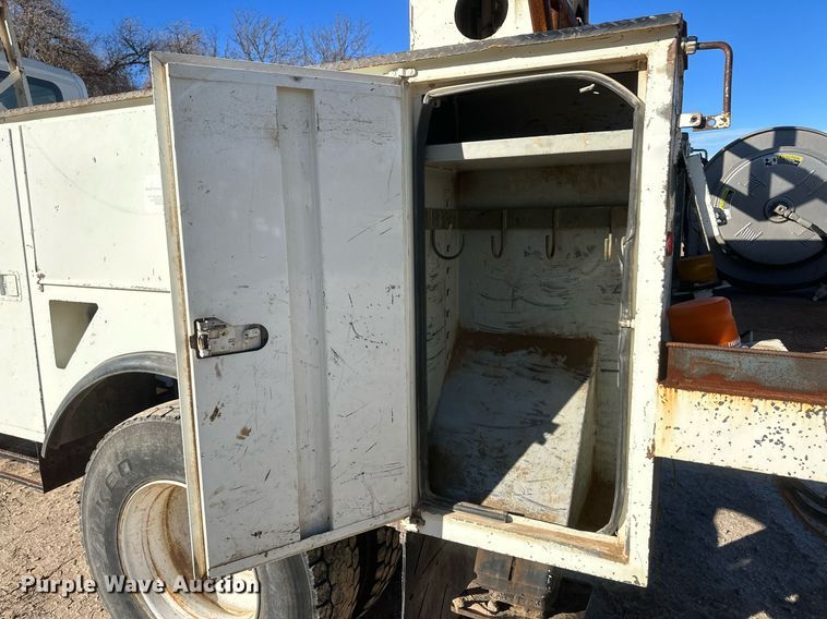 image for item EK9784 2005 International 7300  digger derrick truck