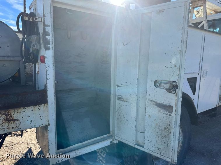 image for item EK9784 2005 International 7300  digger derrick truck