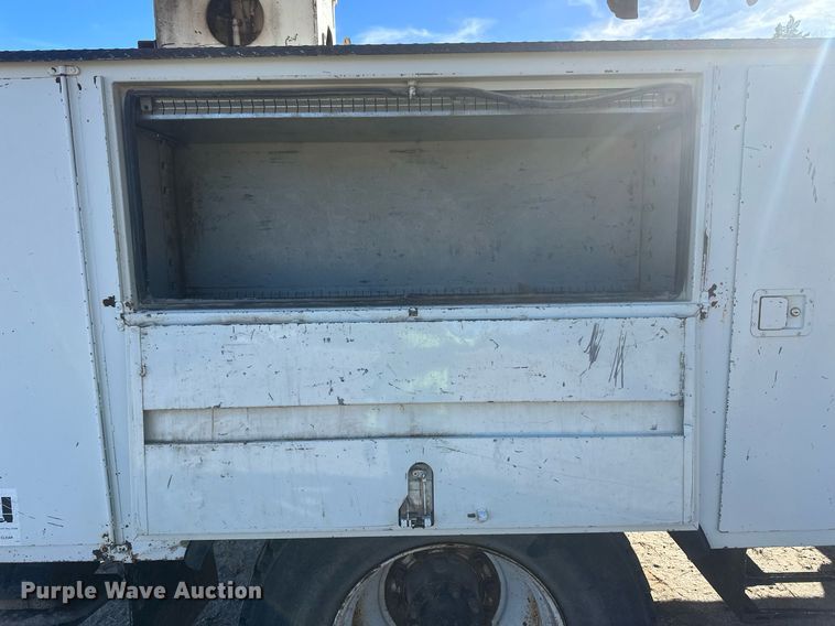 image for item EK9784 2005 International 7300  digger derrick truck