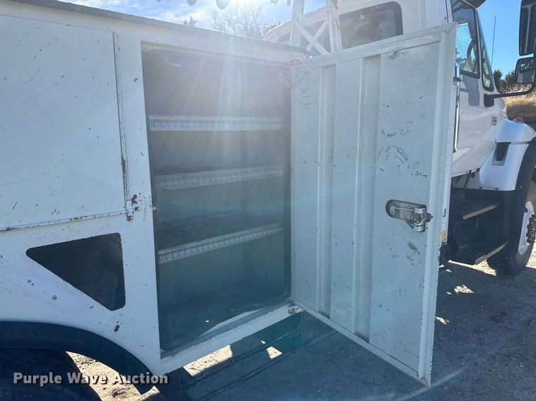 image for item EK9784 2005 International 7300  digger derrick truck