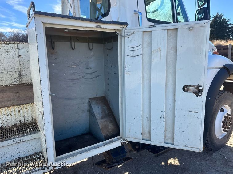 image for item EK9784 2005 International 7300  digger derrick truck