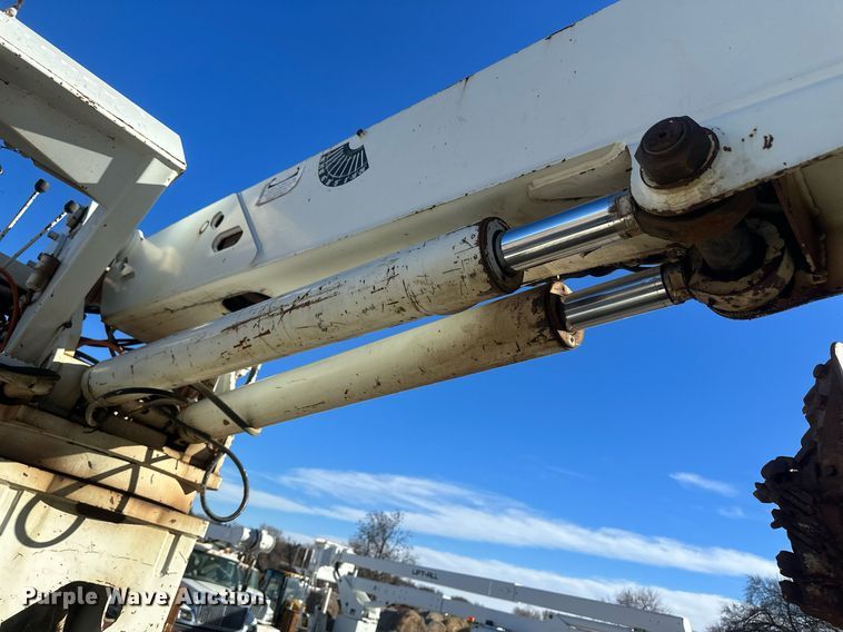 image for item EK9784 2005 International 7300  digger derrick truck