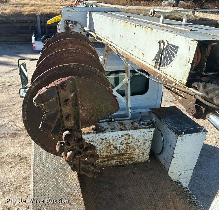 image for item EK9784 2005 International 7300  digger derrick truck