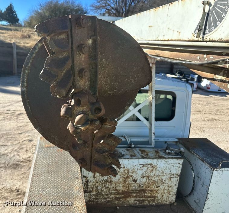 image for item EK9784 2005 International 7300  digger derrick truck