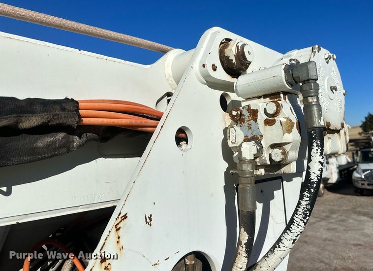 image for item EK9784 2005 International 7300  digger derrick truck