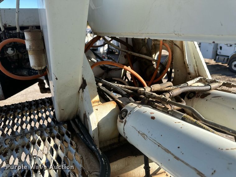 image for item EK9784 2005 International 7300  digger derrick truck