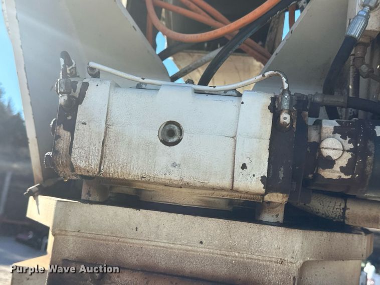 image for item EK9784 2005 International 7300  digger derrick truck