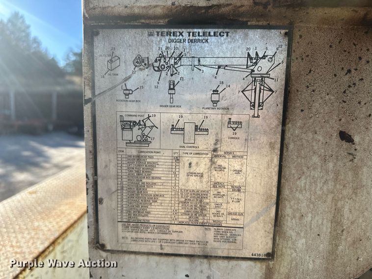 image for item EK9784 2005 International 7300  digger derrick truck