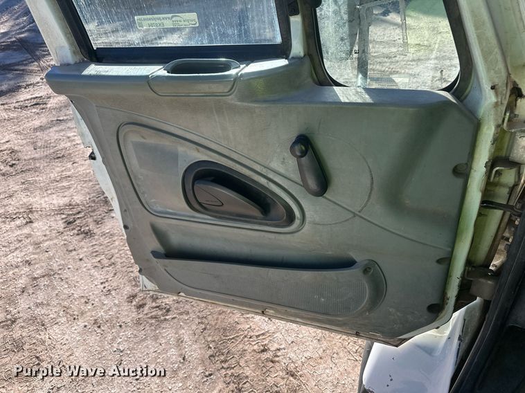 image for item EK9784 2005 International 7300  digger derrick truck