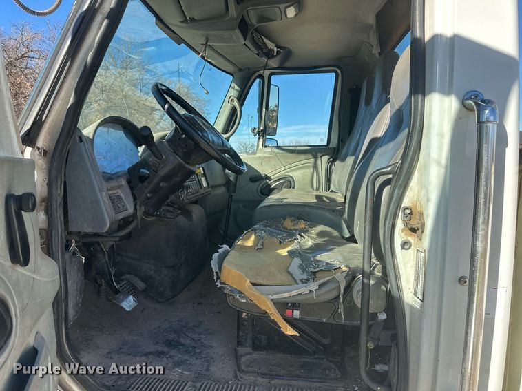 image for item EK9784 2005 International 7300  digger derrick truck