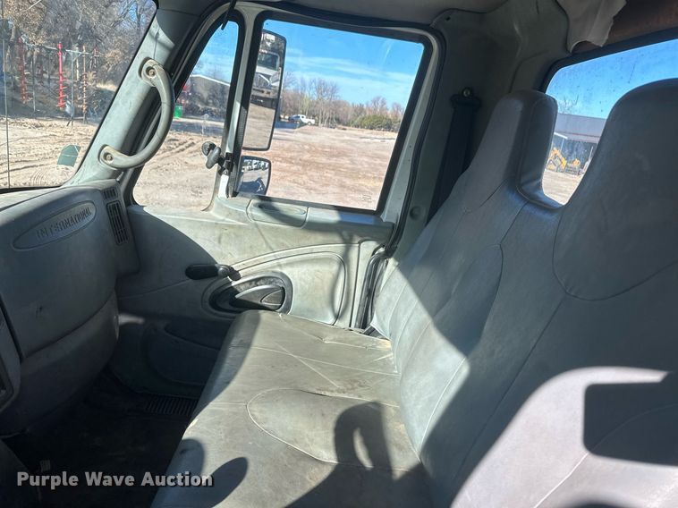 image for item EK9784 2005 International 7300  digger derrick truck