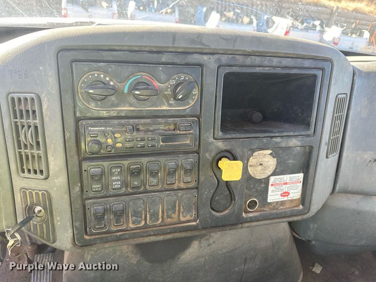 image for item EK9784 2005 International 7300  digger derrick truck