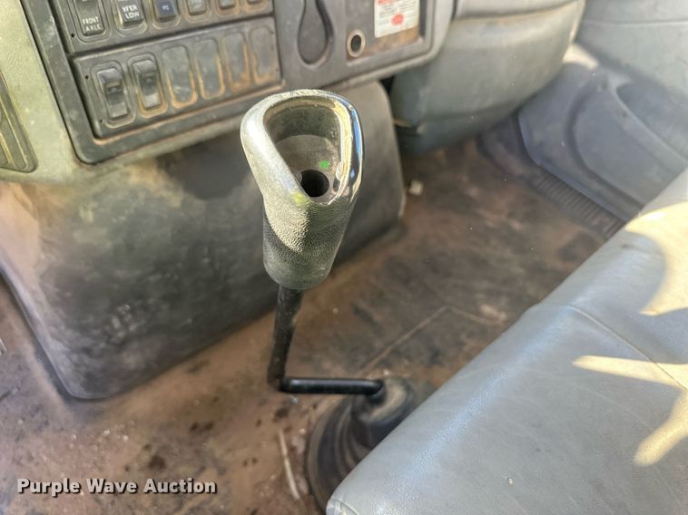 image for item EK9784 2005 International 7300  digger derrick truck