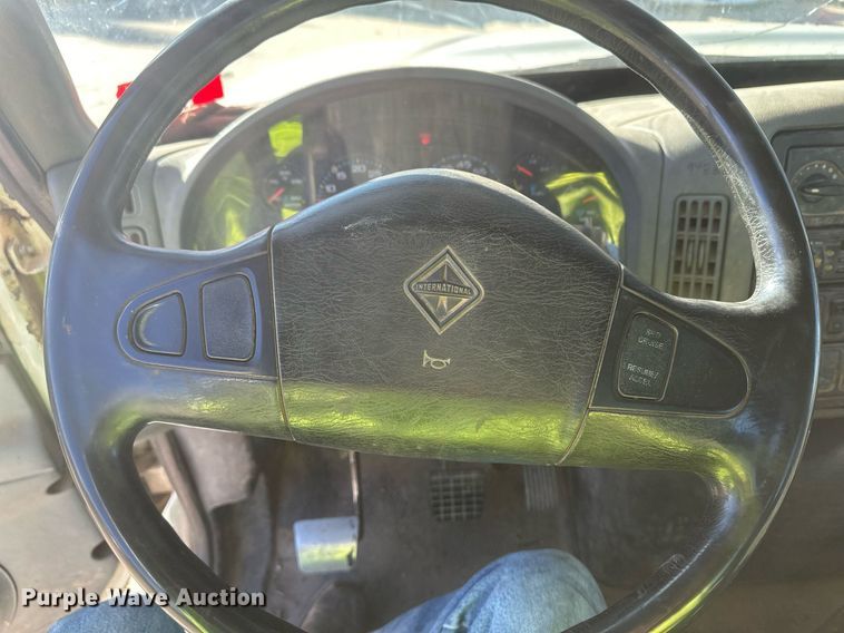 image for item EK9784 2005 International 7300  digger derrick truck