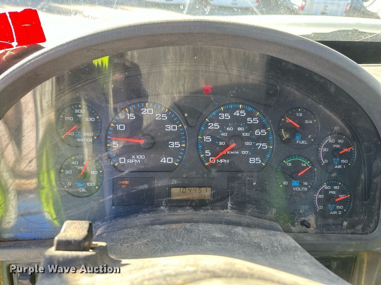 image for item EK9784 2005 International 7300  digger derrick truck