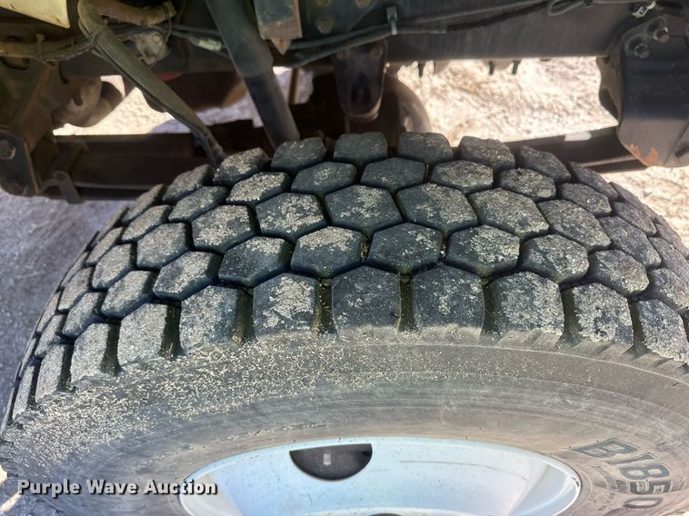 image for item EK9784 2005 International 7300  digger derrick truck