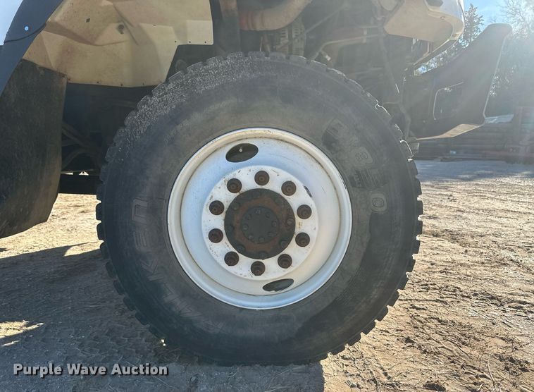 image for item EK9784 2005 International 7300  digger derrick truck