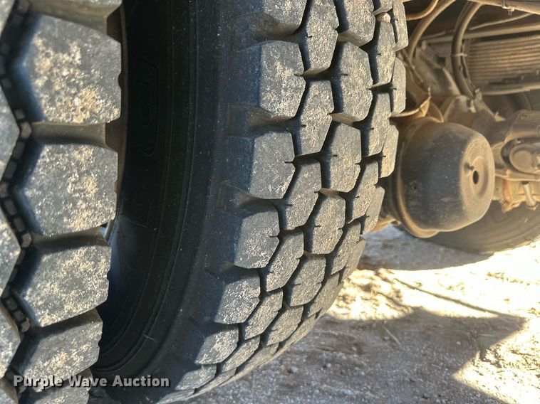 image for item EK9784 2005 International 7300  digger derrick truck