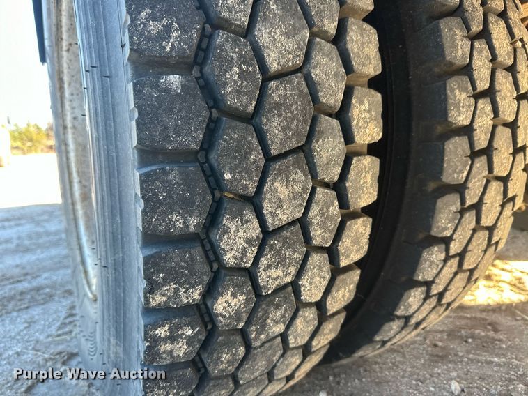 image for item EK9784 2005 International 7300  digger derrick truck