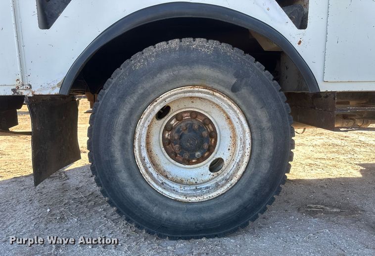 image for item EK9784 2005 International 7300  digger derrick truck