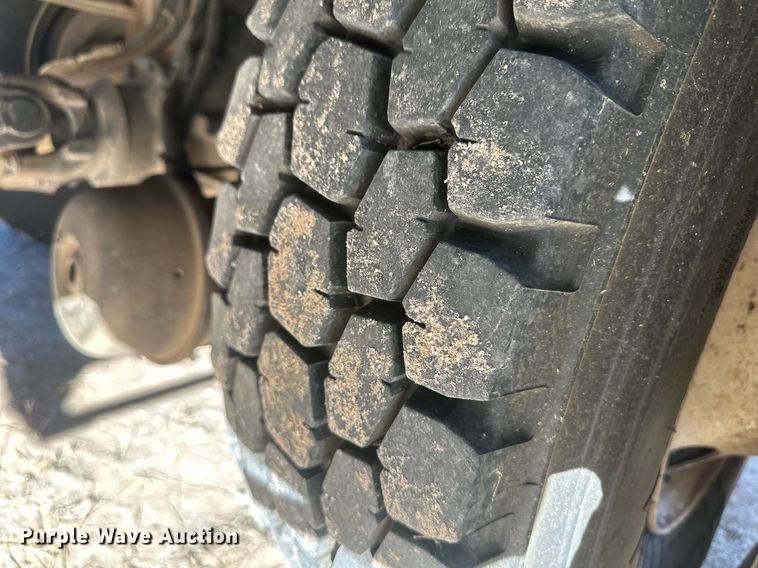 image for item EK9784 2005 International 7300  digger derrick truck