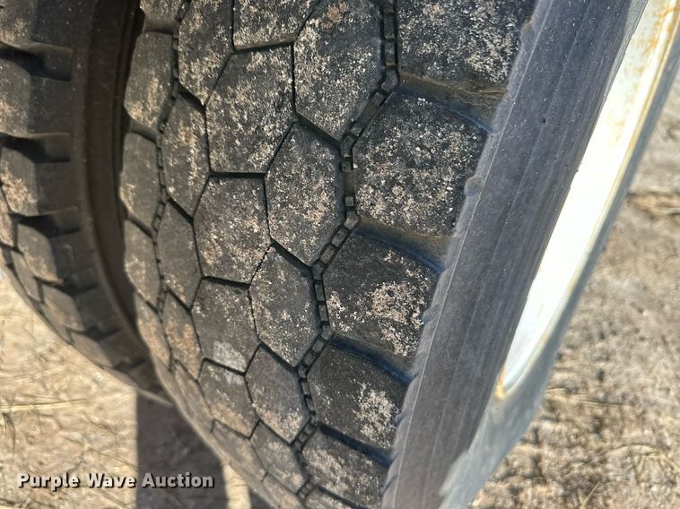 image for item EK9784 2005 International 7300  digger derrick truck