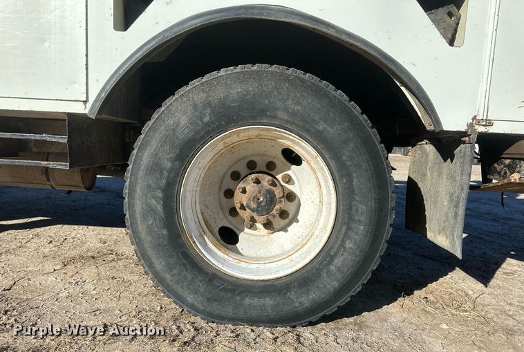 image for item EK9784 2005 International 7300  digger derrick truck