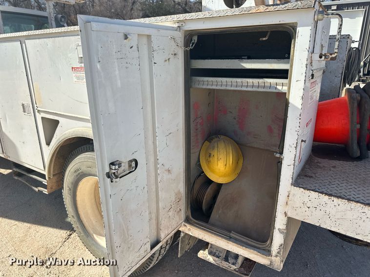 image for item EK9806 2007 Ford F750 Super Duty  digger derrick truck