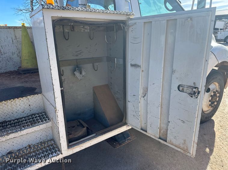 image for item EK9806 2007 Ford F750 Super Duty  digger derrick truck