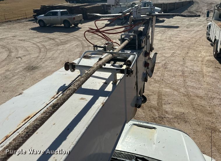 image for item EK9806 2007 Ford F750 Super Duty  digger derrick truck