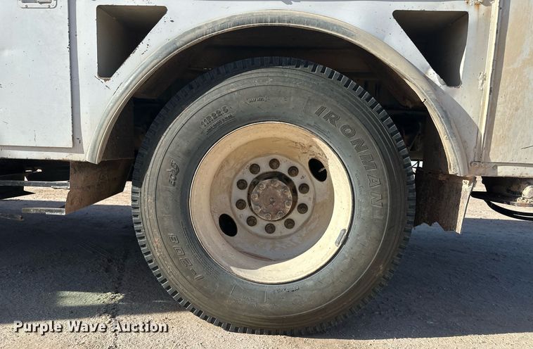 image for item EK9806 2007 Ford F750 Super Duty  digger derrick truck