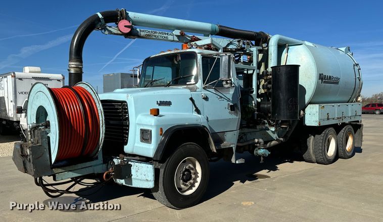 image for item GG9884 1995 Ford L8000  hydrovac truck