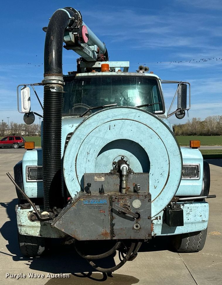 image for item GG9884 1995 Ford L8000  hydrovac truck