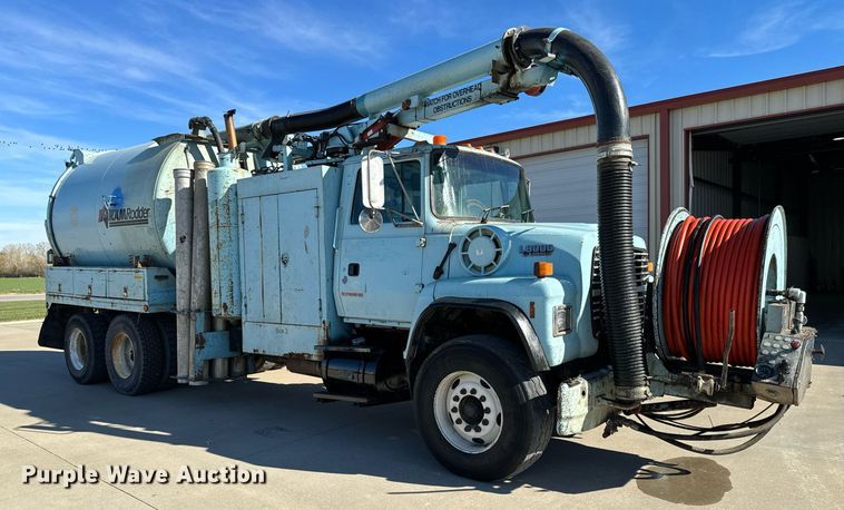 image for item GG9884 1995 Ford L8000  hydrovac truck