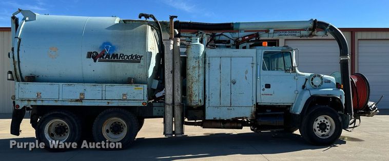 image for item GG9884 1995 Ford L8000  hydrovac truck