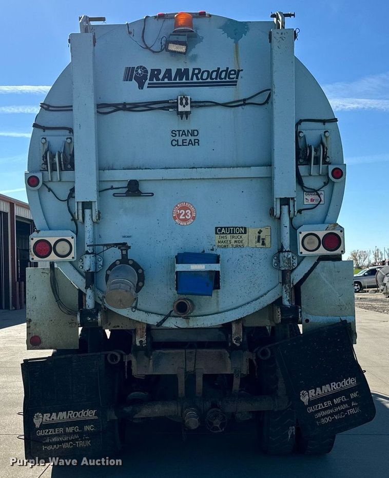 image for item GG9884 1995 Ford L8000  hydrovac truck