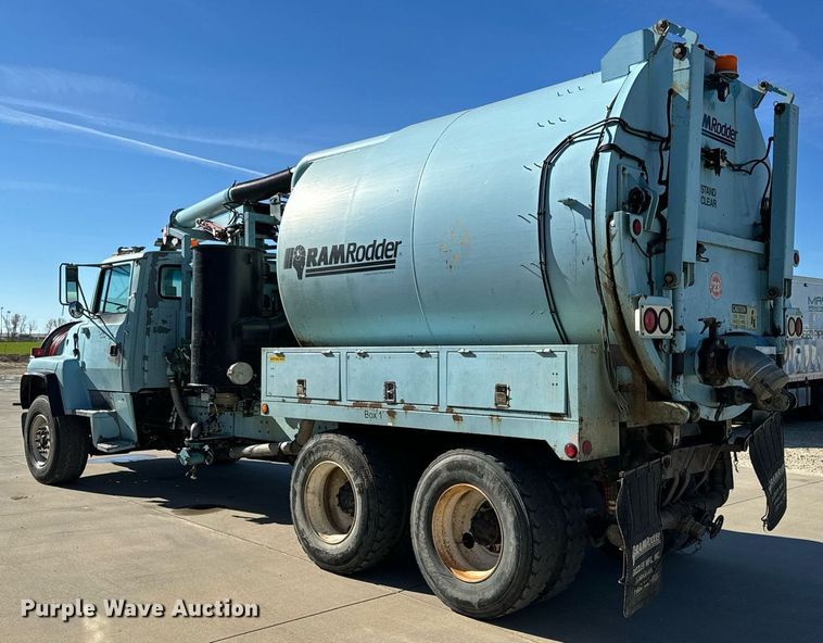 image for item GG9884 1995 Ford L8000  hydrovac truck