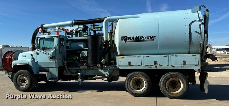 image for item GG9884 1995 Ford L8000  hydrovac truck