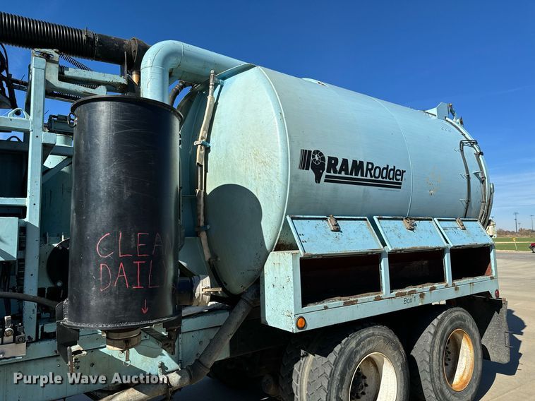 image for item GG9884 1995 Ford L8000  hydrovac truck