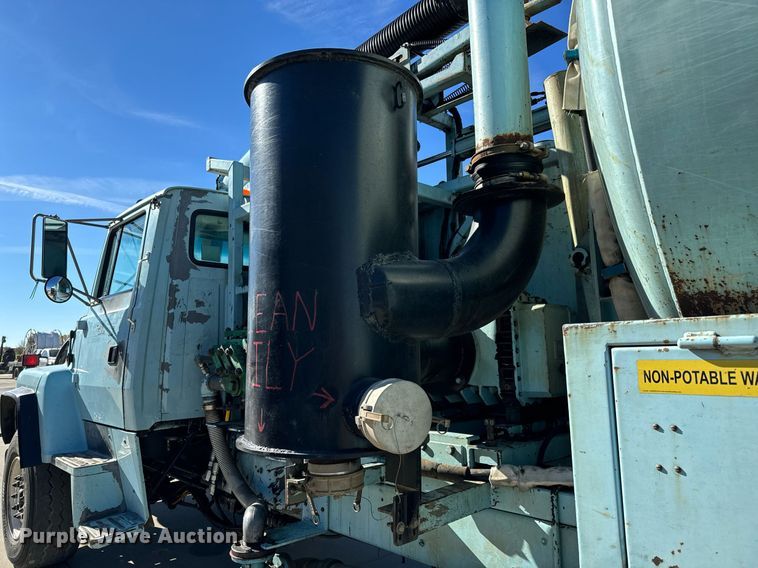 image for item GG9884 1995 Ford L8000  hydrovac truck