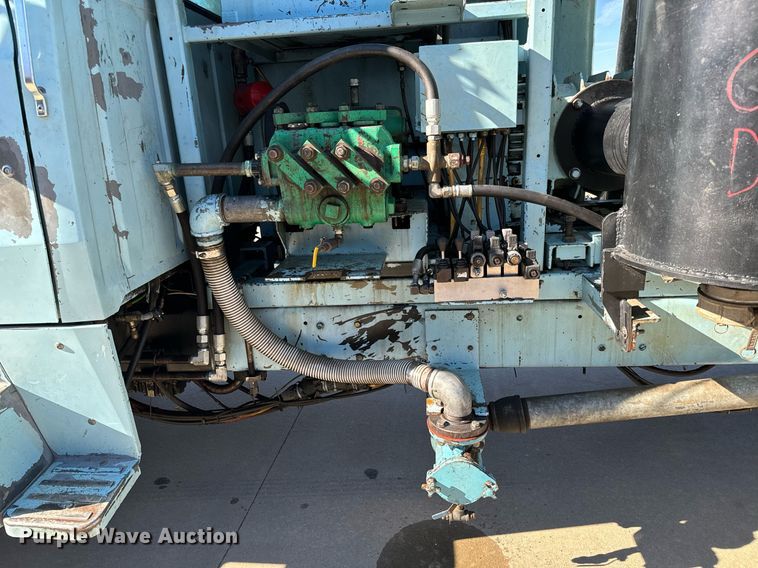 image for item GG9884 1995 Ford L8000  hydrovac truck