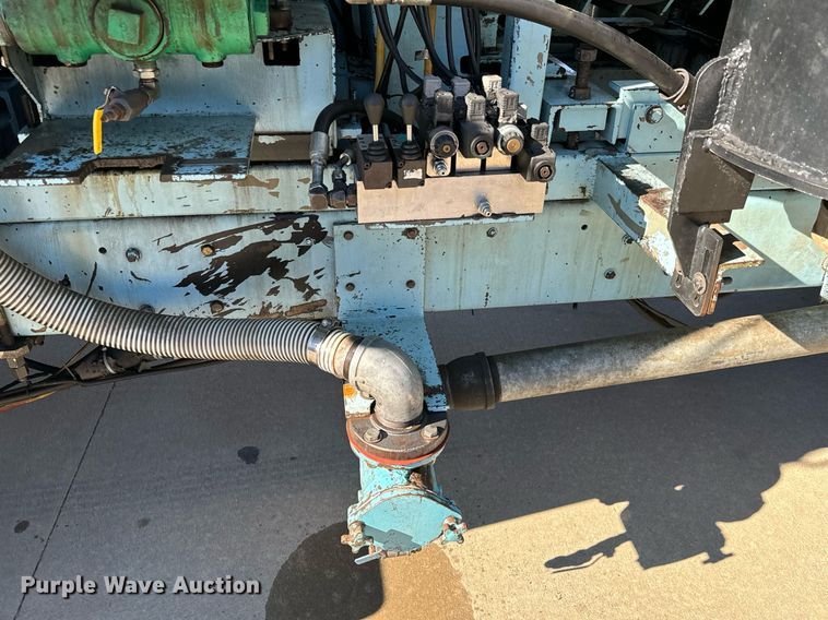 image for item GG9884 1995 Ford L8000  hydrovac truck