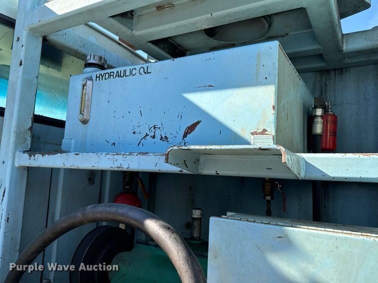 image for item GG9884 1995 Ford L8000  hydrovac truck