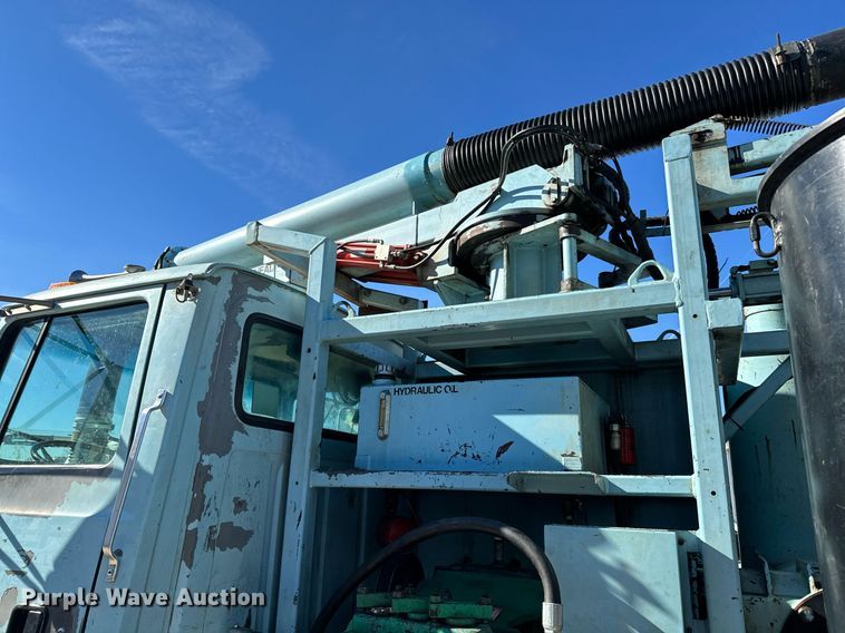 image for item GG9884 1995 Ford L8000  hydrovac truck