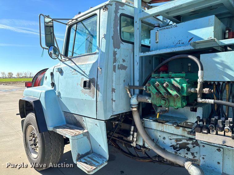 image for item GG9884 1995 Ford L8000  hydrovac truck
