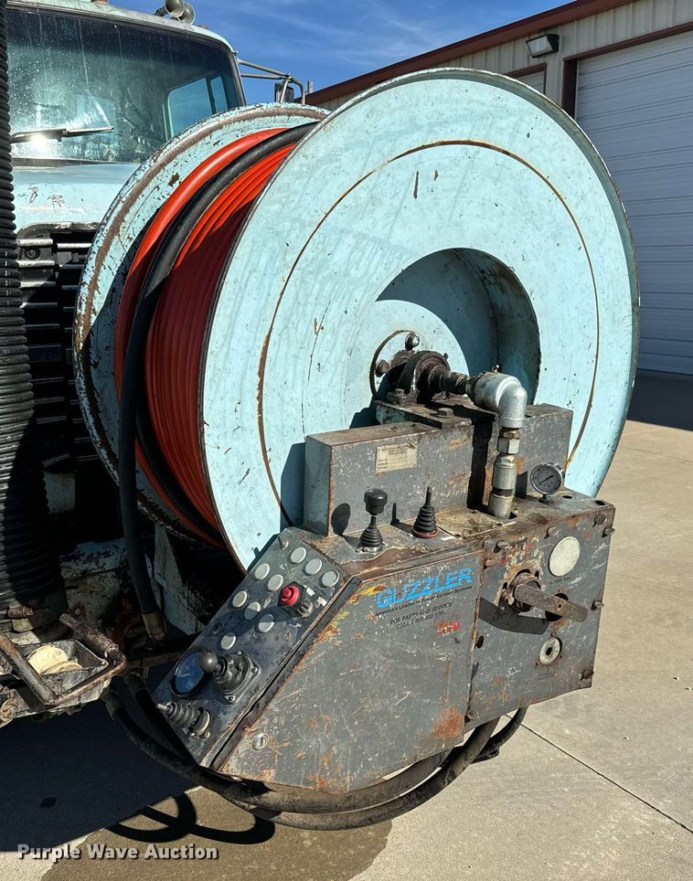 image for item GG9884 1995 Ford L8000  hydrovac truck